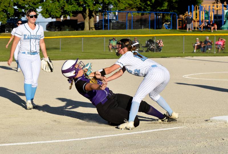 Eagles pitcher Tristan Lear comes in for a tag out on Murray runner Cejay Kent who was in a pickle between second and third. The Mustangs won the bout 24-0.