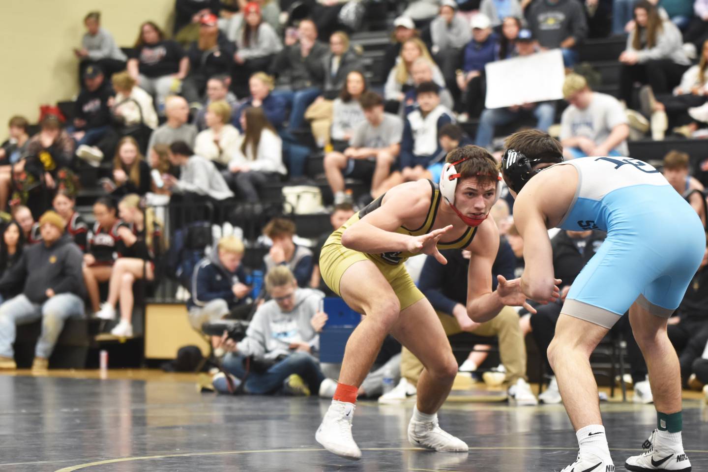 Creston's Lane Travis faces off with Owen Duffek in the 138-pound Hawkeye 10 title match.