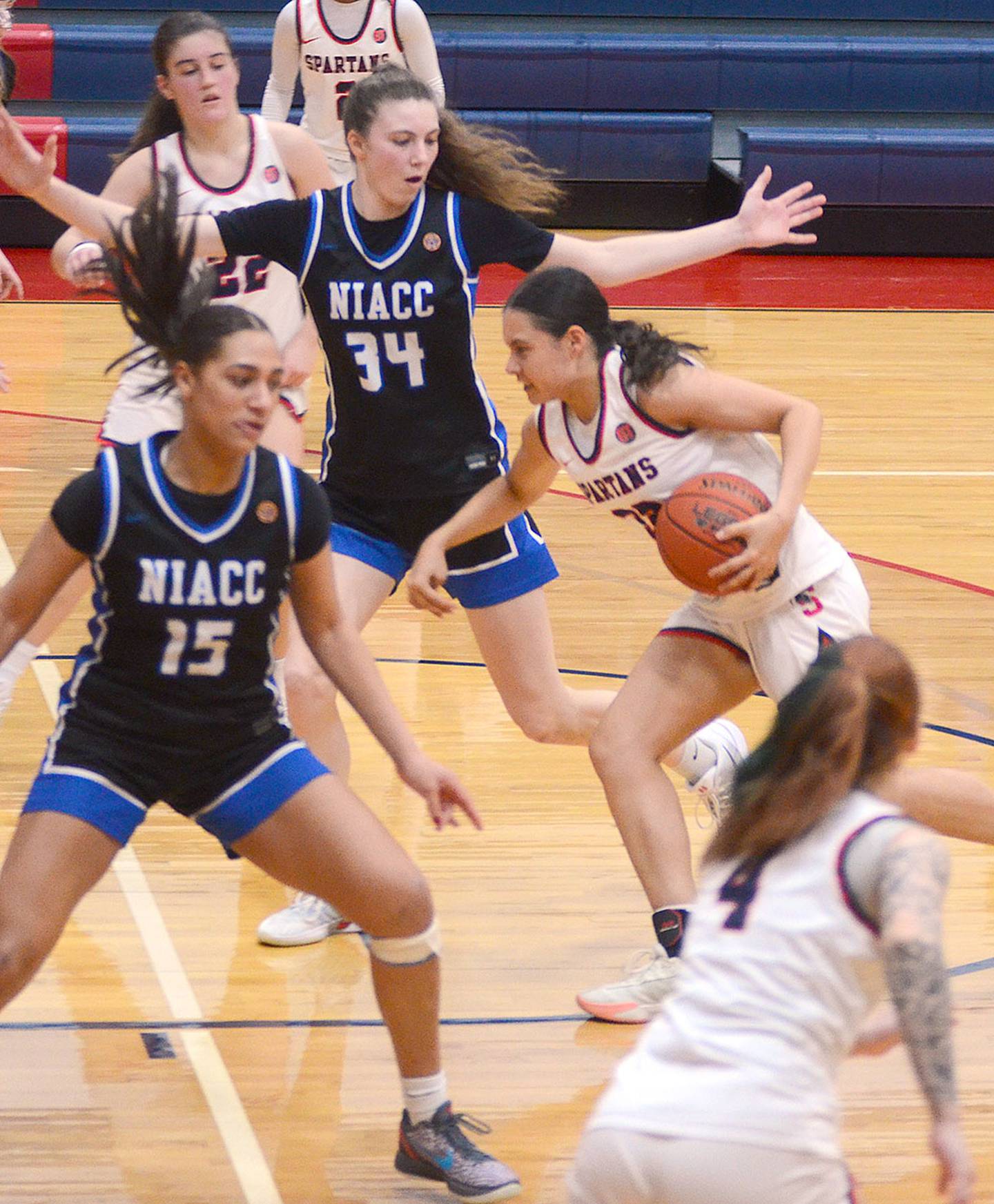 Jaide McPhee of Southwestern drives in the lane against NIACC Saturday.