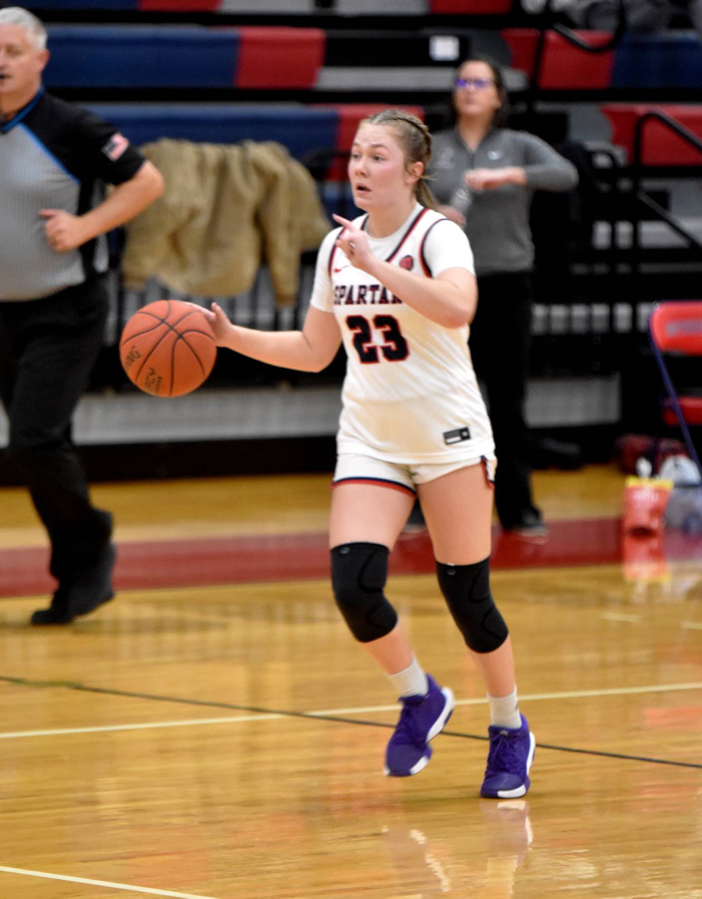 Fantine Adgnot motions to her teammates while bringing the ball down the court.