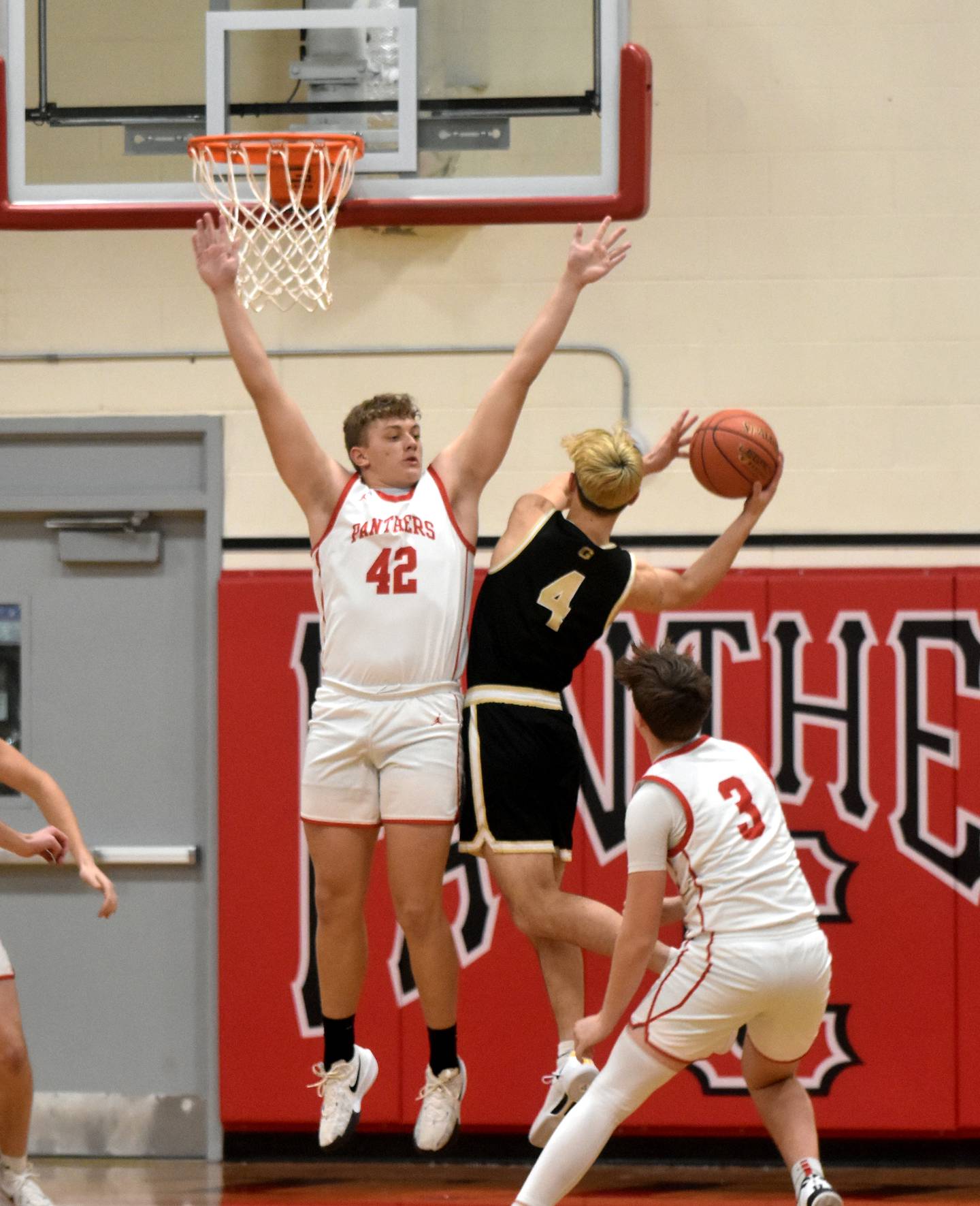 Creston senior Brayden Schoon defends a shot by Glenwood’s Jack Johnson.