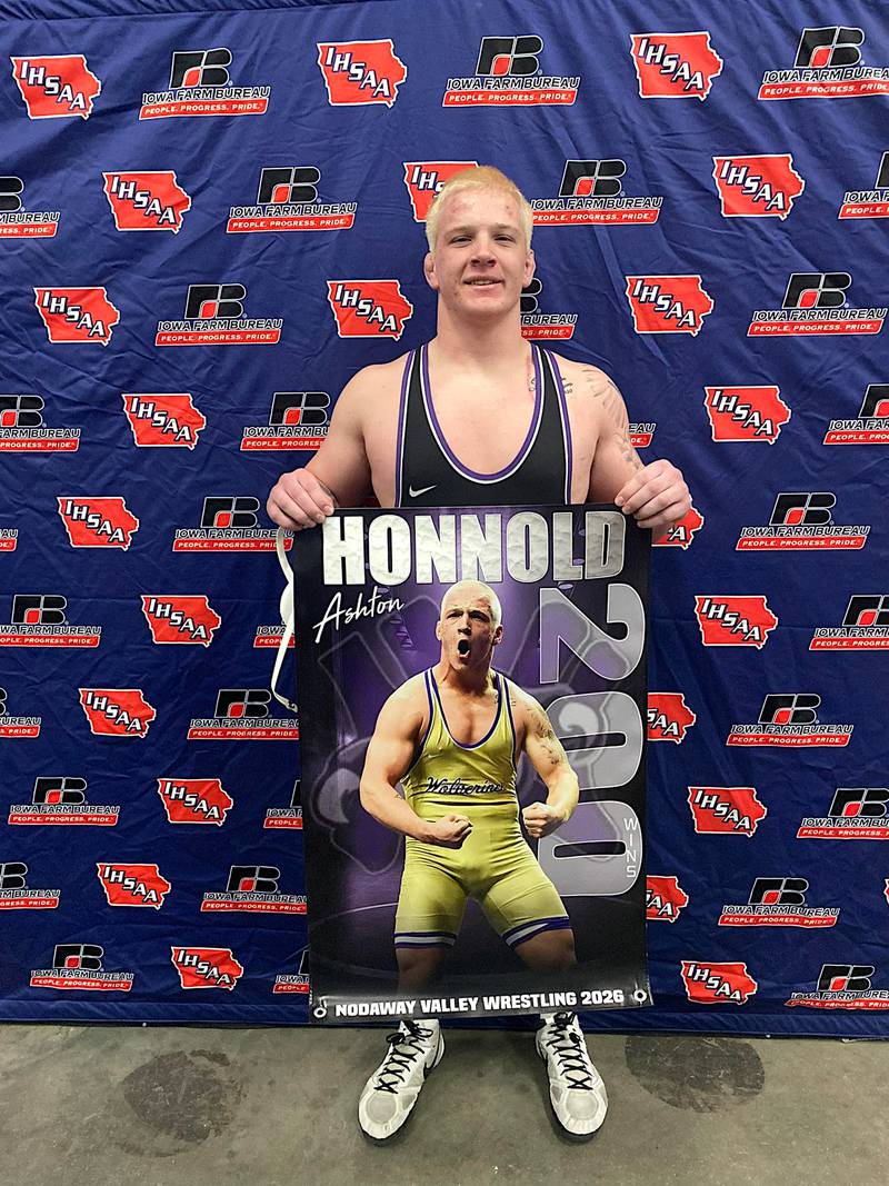 Nodaway Valley senior Ashton Honnold with the banner he was presented with for reaching 200 career wins in his opening match of this year's state tournament at the Casey's Center.