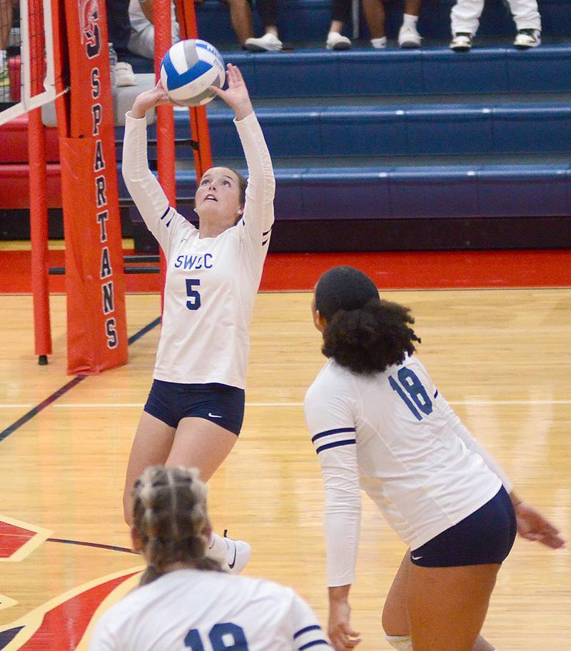 Southwestern freshman Jayda Chew of Murray (5) sets for teammate Hallica Warren-Anderson (18) during Tuesday's match. Chew had six assists.