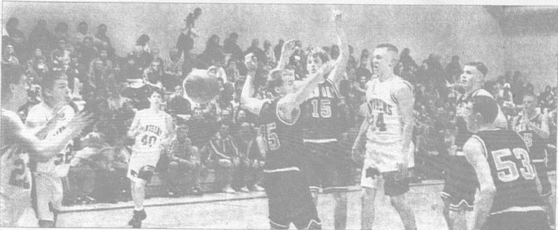 Todd Stalker (20) sets to receive a pass in the lane from Creston guard Brady Steenhoek (24)late in the third quarter of the Panthers’ 67-56 victory over Red Oak Tuesday. Stalker scored four points in the period as the Panthers built a 58-36 lead. Other Creston players are Kelly Keenan (52) and Mark Jackson (40).