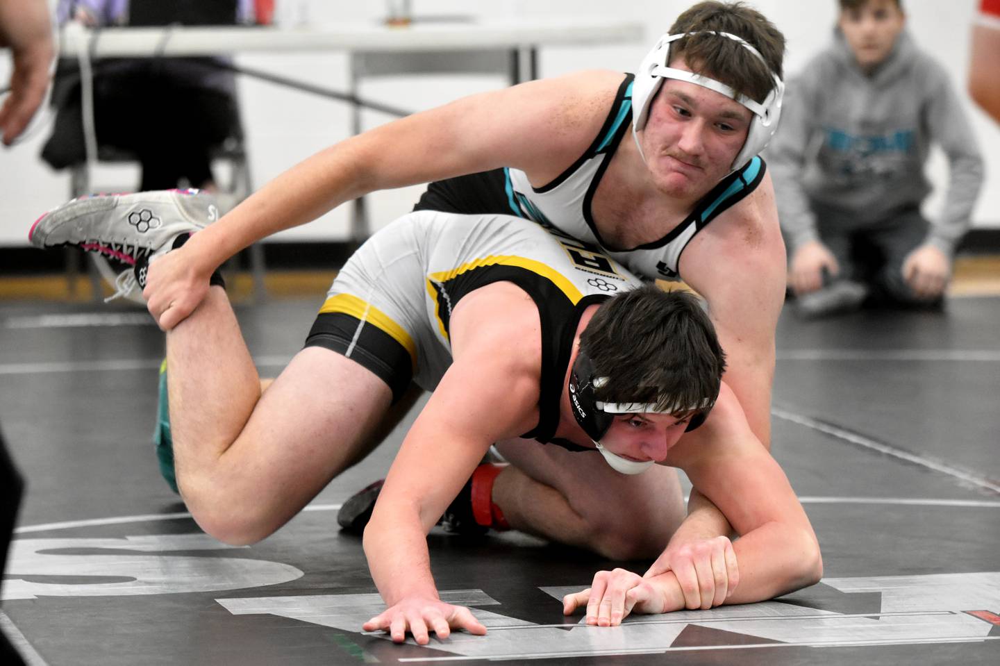 Griffin Wetzel of Southwest Valley works on top of AC-GC’s Morgun Nolte. Wetzel went on to place fifth at 190.
