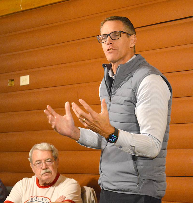 U.S. Representative Randy Feenstra speaks to his constituents at the Creston Pizza Ranch.