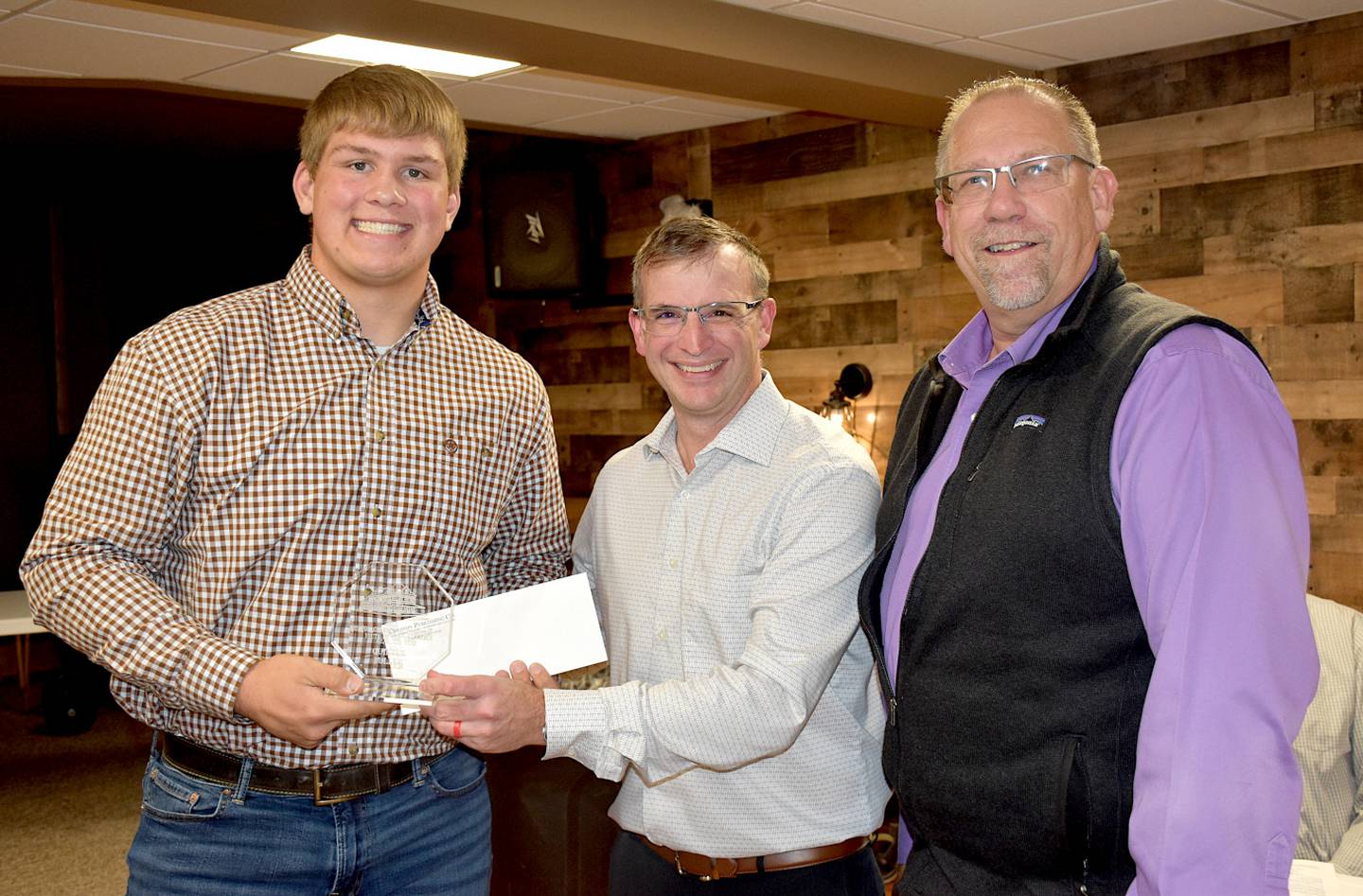 Quentin Fuller, left, receives the 2023 Creston Chamber of Commerce Youth Award.
