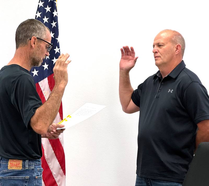 Greenfield Mayor Brian Fox administers the Oath of Office to new city council member Carl Faust during the Tuesday, Aug. 26 city council meeting.