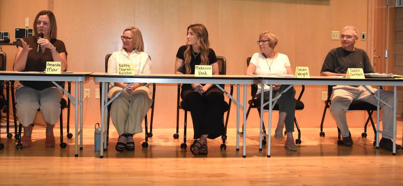 Incumbent Amanda Mohr speaks at the school board candidate forum Thursday, Oct. 16 at Southwestern Community College.