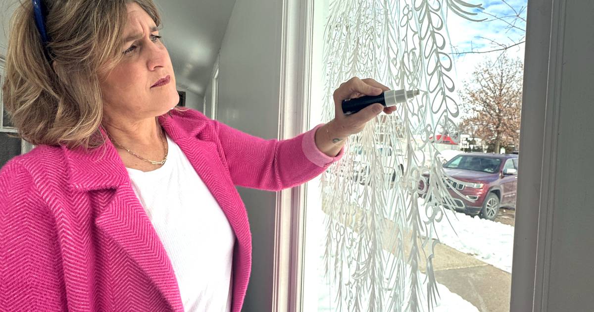 From blank glass to Christmas joy, Kuhns reconnects with love of art