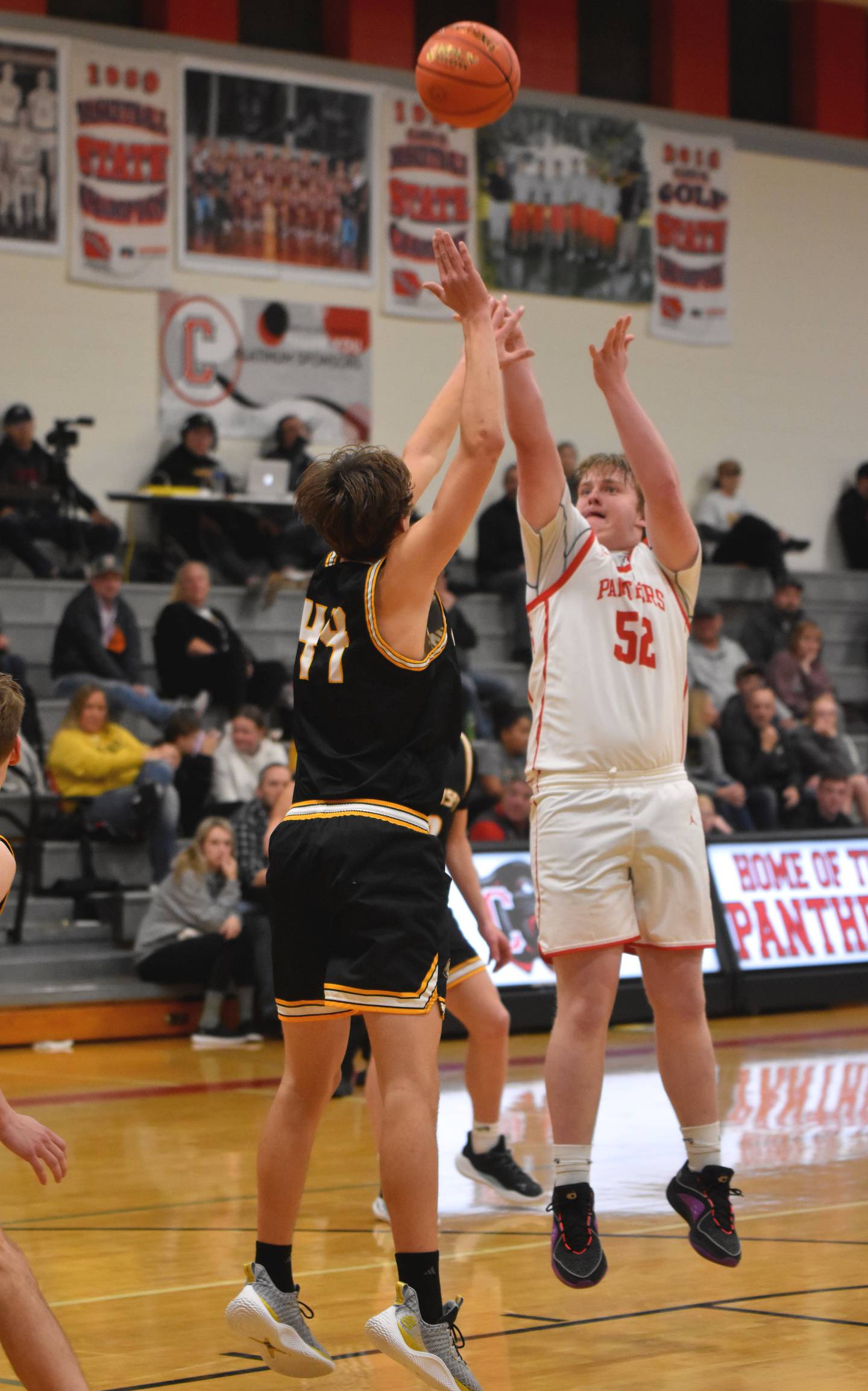 Lucas Rushing releases a mid-range shot under pressure. He added nine points off the bench.