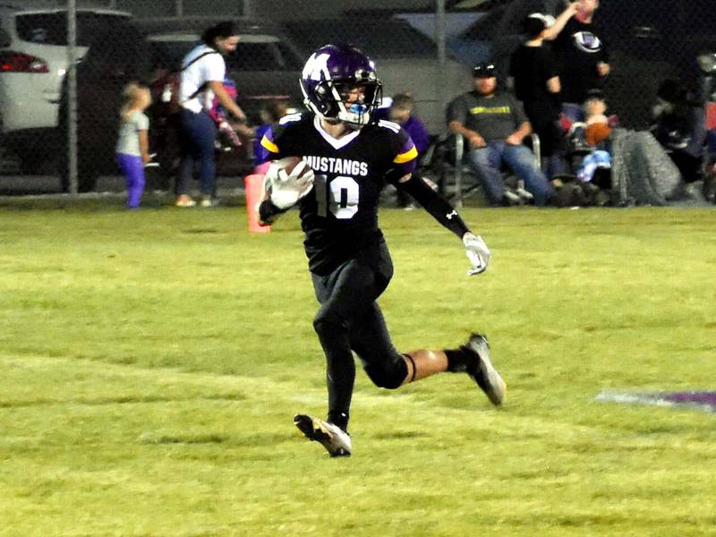 Murray’s Kace Patton takes the ball downfield Friday in a 69-6 win against Twin Cedars. Patton’s five receiving touchdowns tied Murray’s 8-player record (held by Cody Scroggie 2012 vs. Don Bosco in state semi-finals).