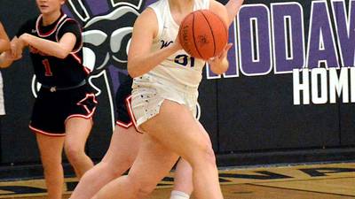 GIRLS BB: Earlham tops NV as girls fight through rugged stretch
