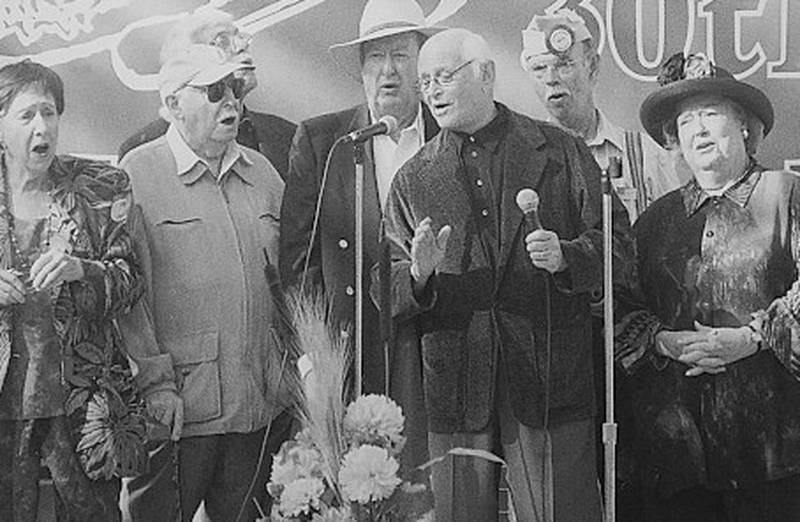 Norman Lear (holding microphone) sings with, from left, Jean Stapleton, Barnard Hughes, Dick Van Dyke, Tom Poston, Graham Jarvis and Peggy Rea during the 30th anniversary of the filming of Lear's movie "Cold Turkey." The anniversary was Sept. 25, 1999, in Greenfield where much of the movie was filmed.