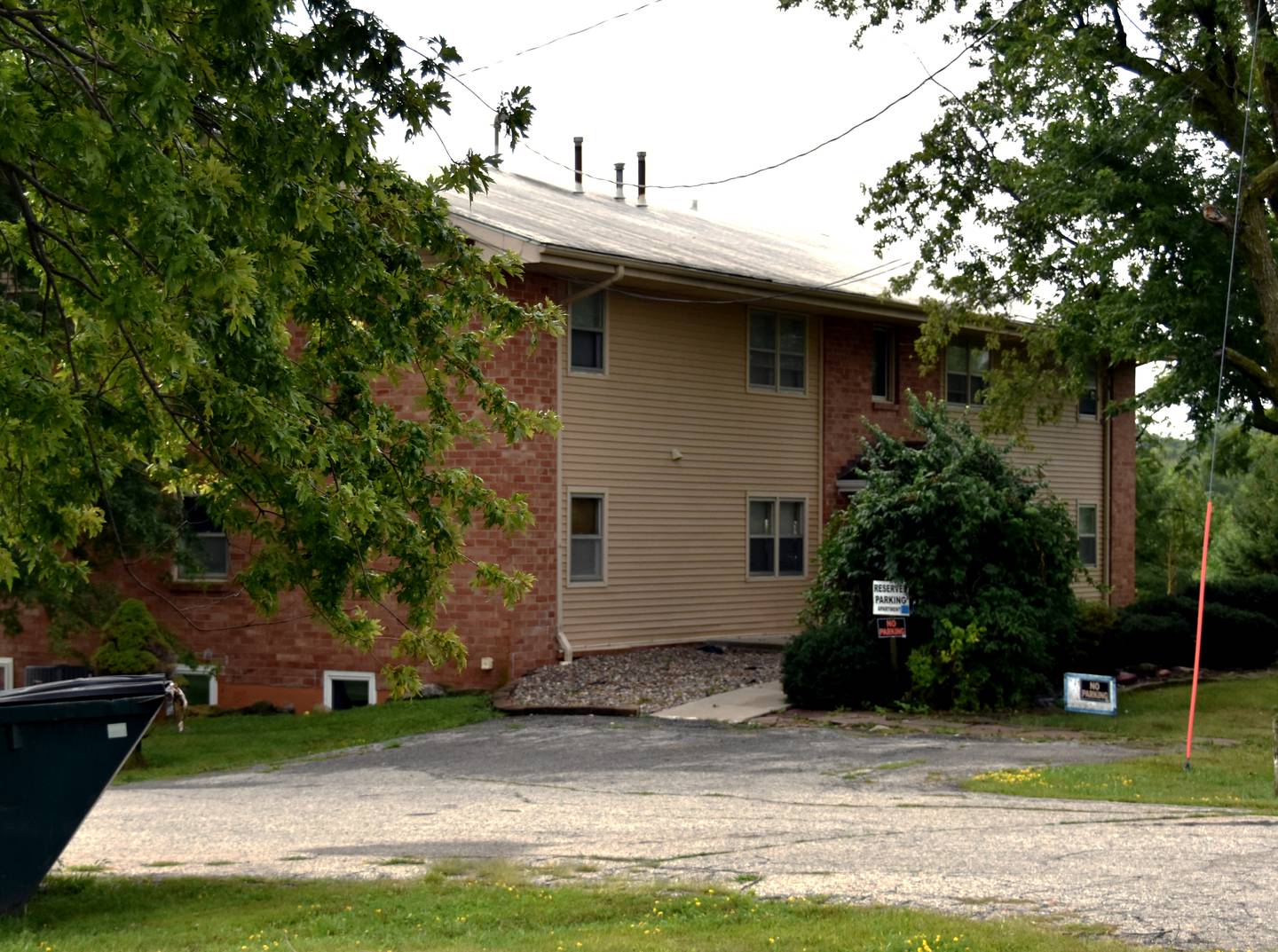 The shooting is reported to have taken place in the parking lot of an apartment building in the 800 block of North Lincoln Street.