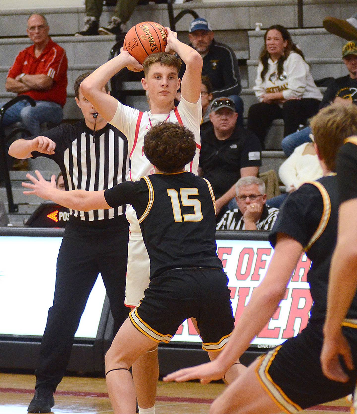 CT Stalker looks for an open teammate.